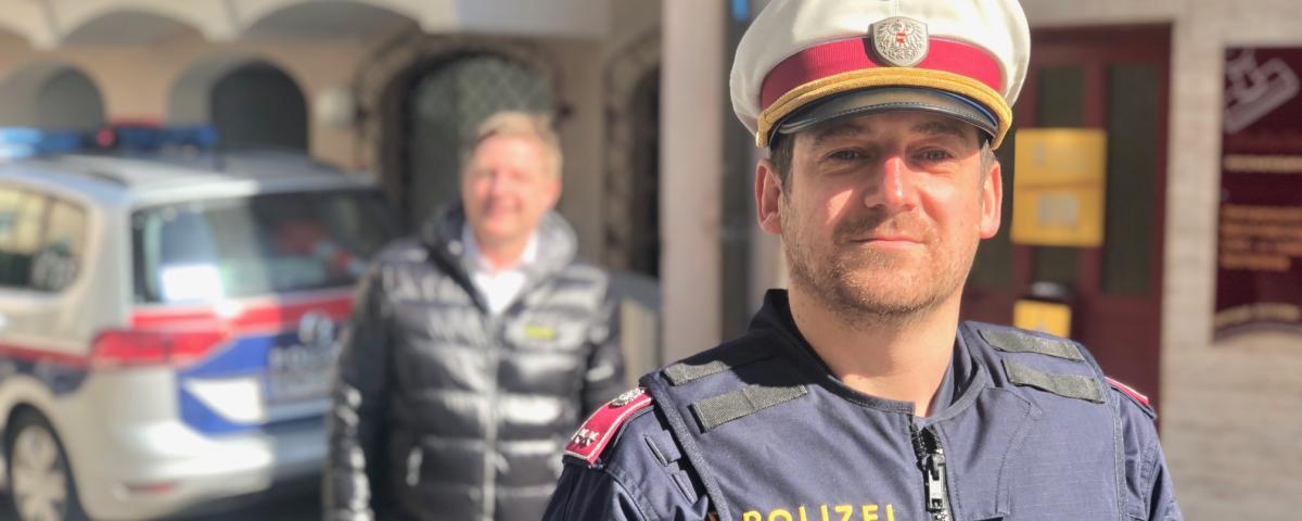 Wenn sich Bürgermeister Günther Albel wie hier mit einem Polizisten zeigt, rückt er in den Hintergrund. Er vermittelt: „Es geht nicht um mich.“ 